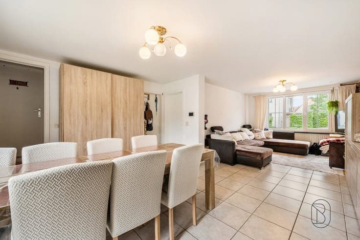 Spacious 6-bedroom house with garage and garden