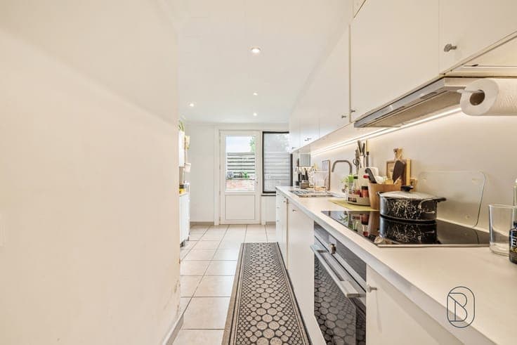 Spacious 6-bedroom house with garage and garden