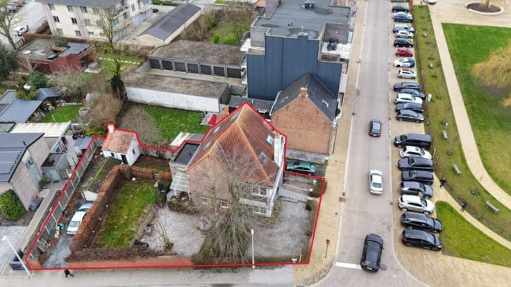Unieke eigendom, handelspand met woning, op de Markt in H...