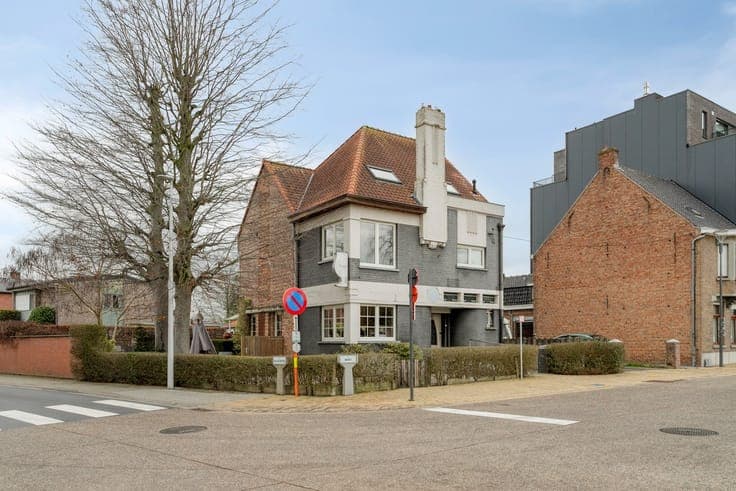 Unieke eigendom, handelspand met woning, op de Markt in H...