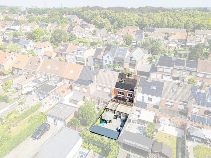 Zuidgerichte woning met uitweg en aparte garage - Assebroek