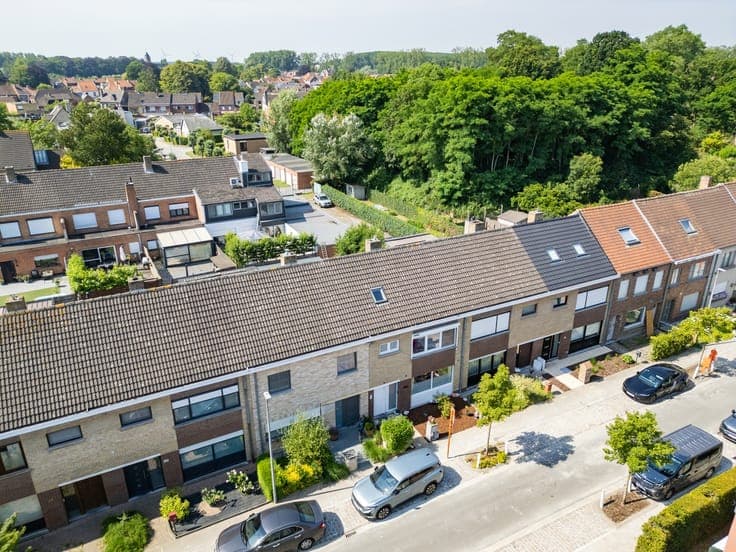 Zuidgerichte woning met uitweg en aparte garage - Assebroek