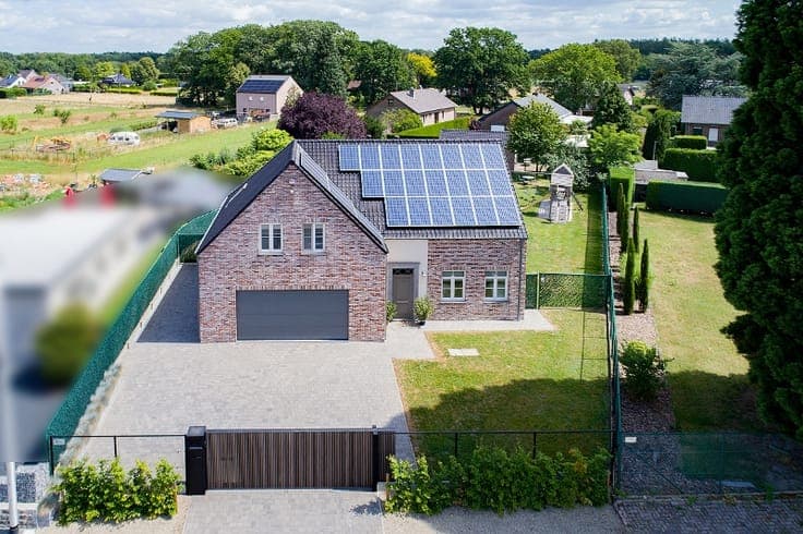 Ruime, volledig instapklare en omheinde gezinswoning met ...