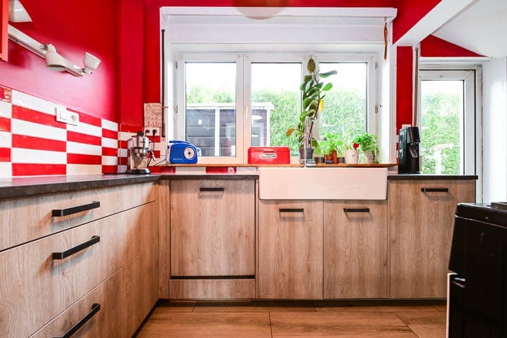 PLEASANT 4-BEDROOM HOUSE + GARAGE