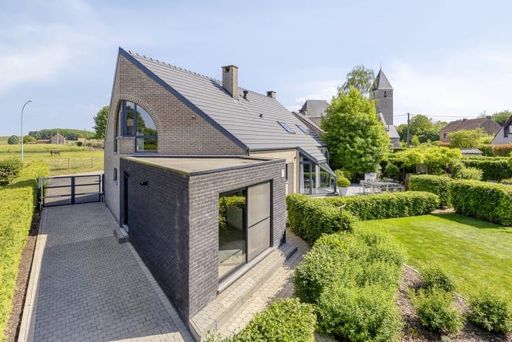cosy VILLA with separate CARE HOME / FLAT or OFFICE