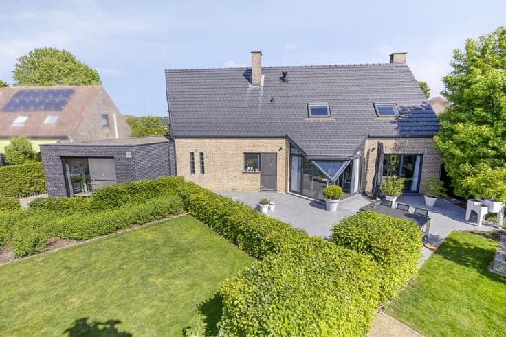 cosy VILLA with separate CARE HOME / FLAT or OFFICE