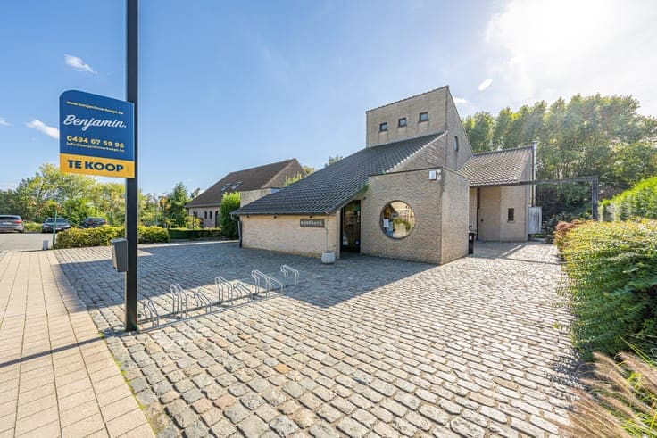 Open house with 5 bedrooms and versatile space/commercial a