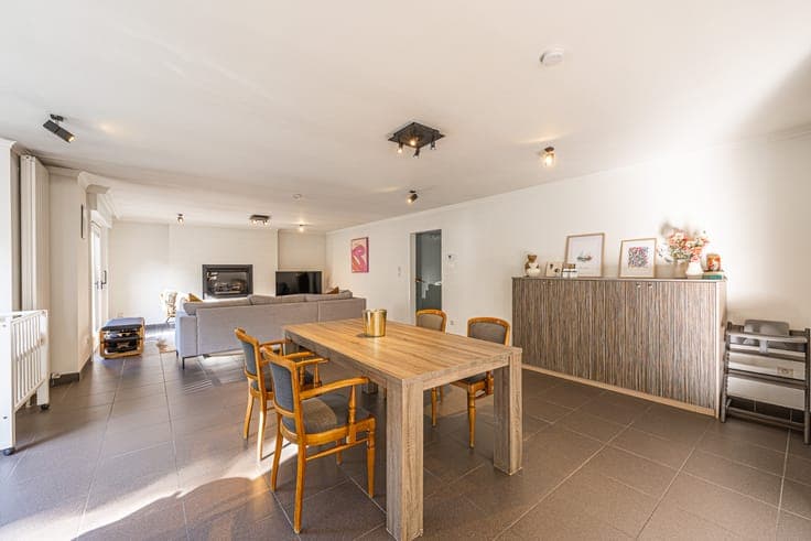 Open house with 5 bedrooms and versatile space/commercial a