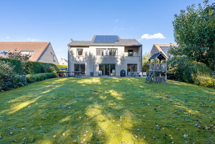Open house with 5 bedrooms and versatile space/commercial a