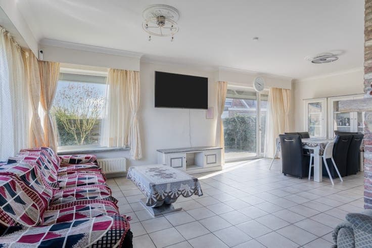 OP TE FRISSEN OPEN BEBOUWING MET 3 SLAAPKAMERS, GARAGE EN...