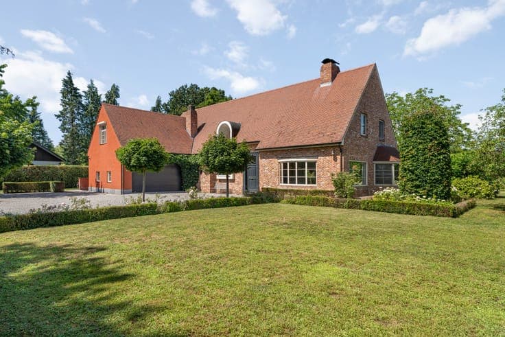 Classic villa with a view of meadows and a horse stable.