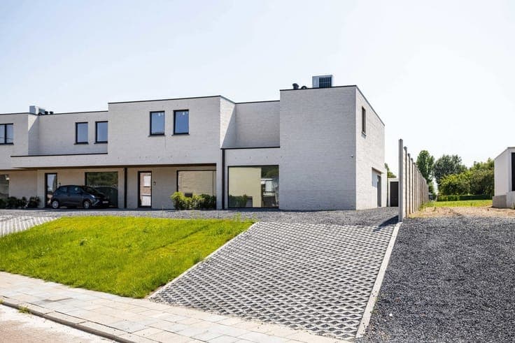 Znergy-efficient new-build home with high-quality finishes!