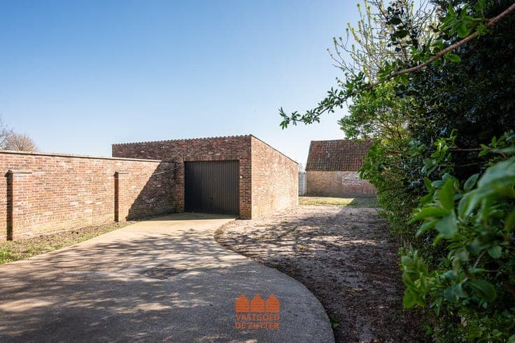 Halfopen bebouwing met tuin en garage in rustige doodlope...