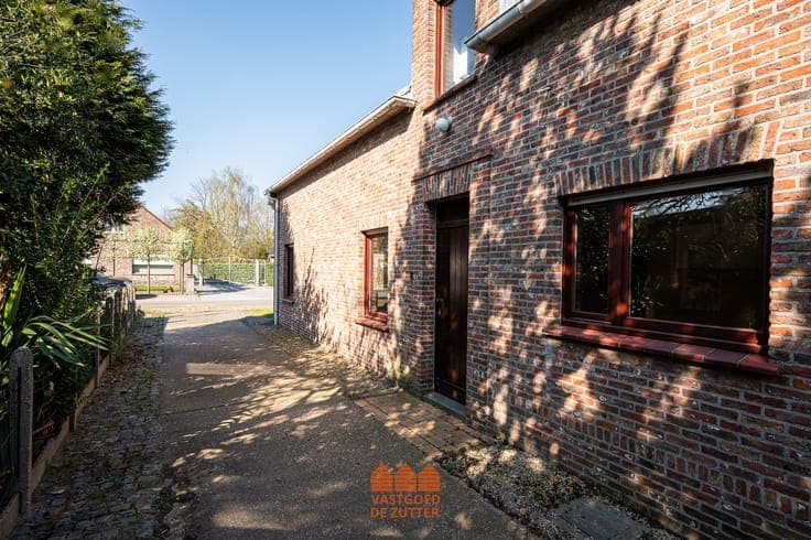 Halfopen bebouwing met tuin en garage in rustige doodlope...