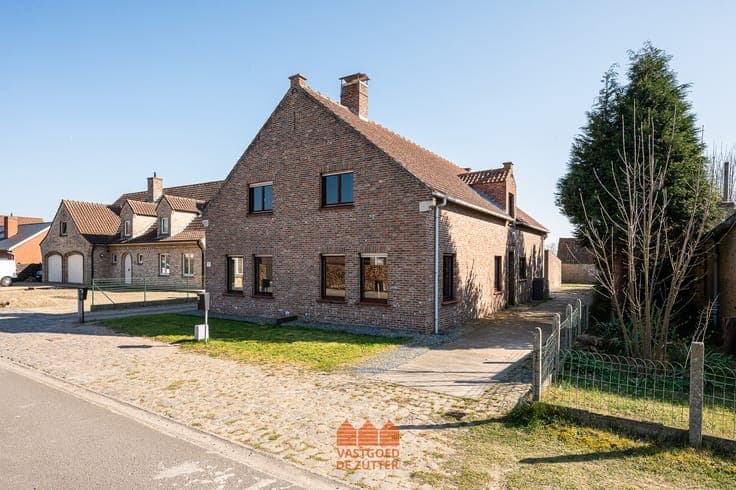 Halfopen bebouwing met tuin en garage in rustige doodlope...