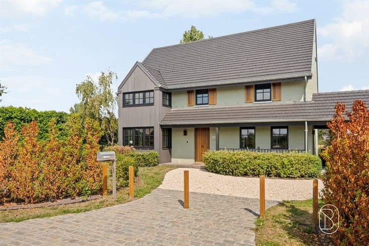 Great villa with an outbuilding and a garden offering a beau