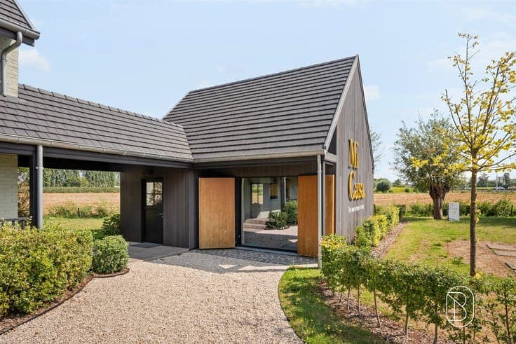 Great villa with an outbuilding and a garden offering a beau