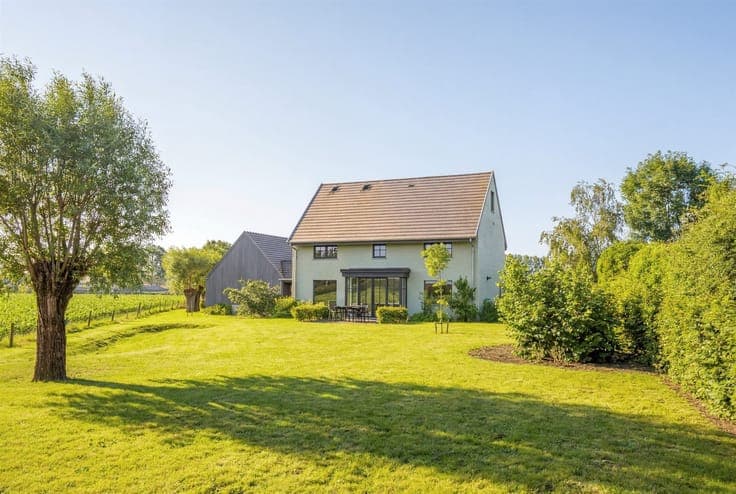 Great villa with an outbuilding and a garden offering a beau