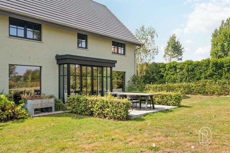 Great villa with an outbuilding and a garden offering a beau