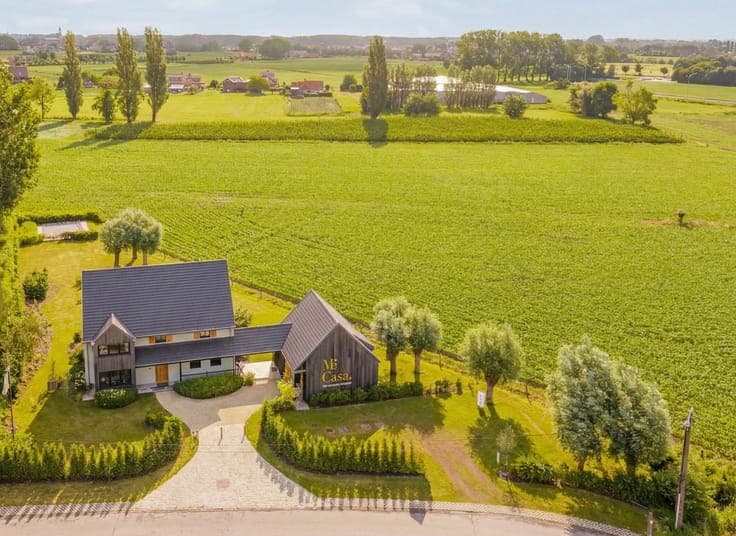 Great villa with an outbuilding and a garden offering a beau