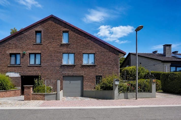 SPACIOUS 4-BEDROOM HOUSE WITH GENEROUS LIVING SPACES !