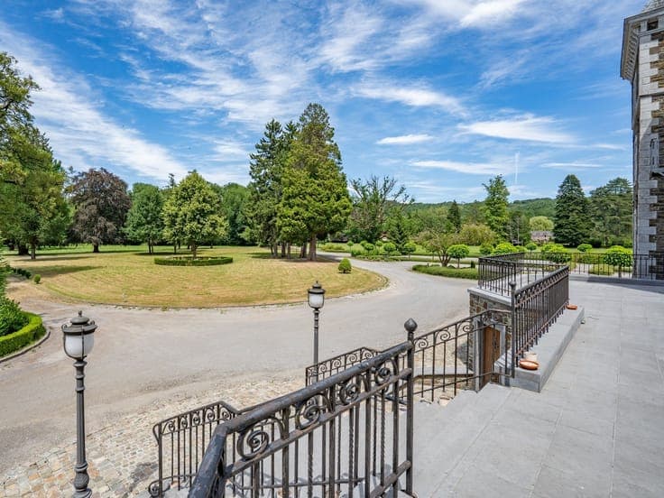 Château sur +/- 8 hectares