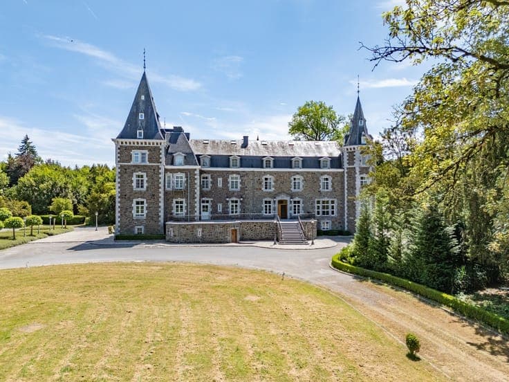 Château sur +/- 8 hectares