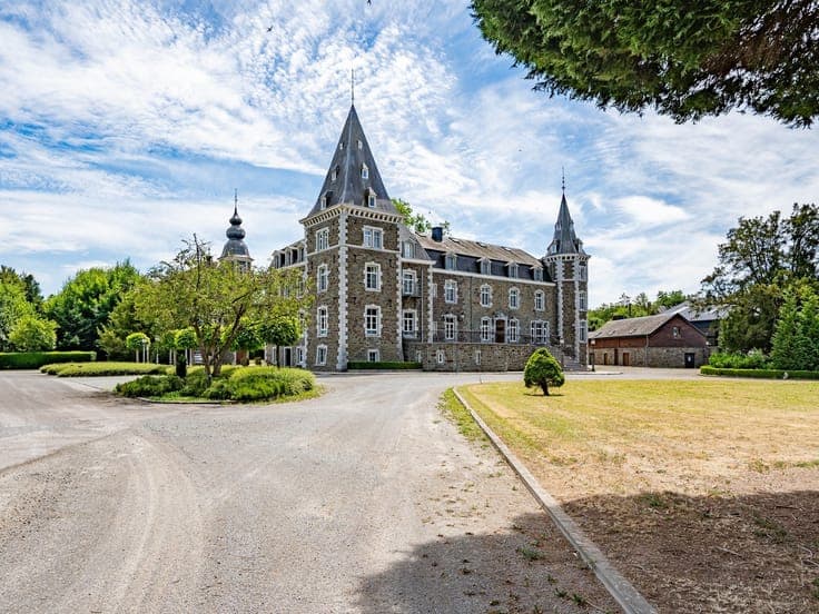 Château sur +/- 8 hectares