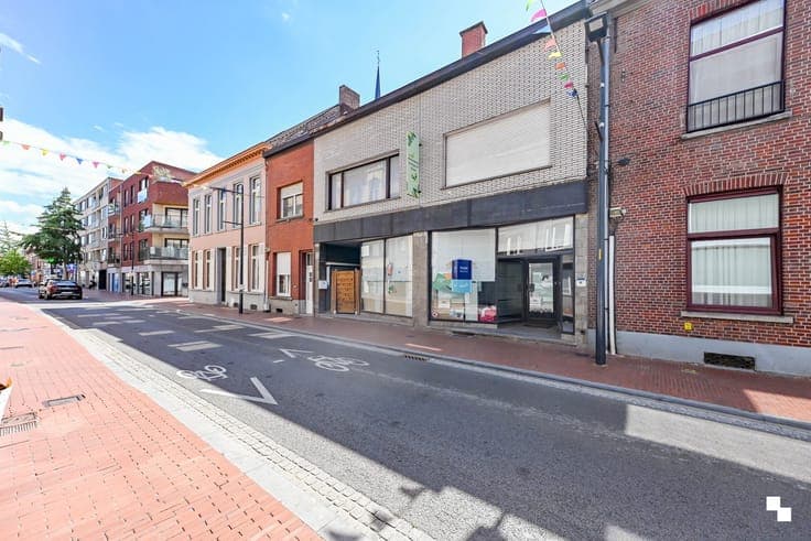 Verder op te knappen handelseigendom met woonst in centru...