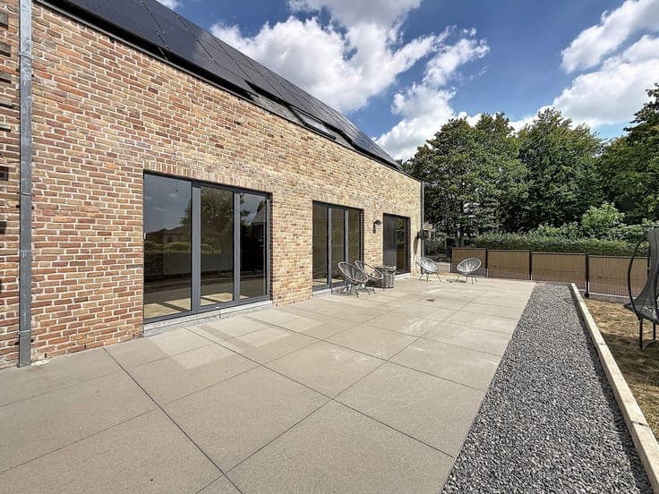 Huis met praktijkruimte, 4 slpks, 2 bdks, 10a 34ca