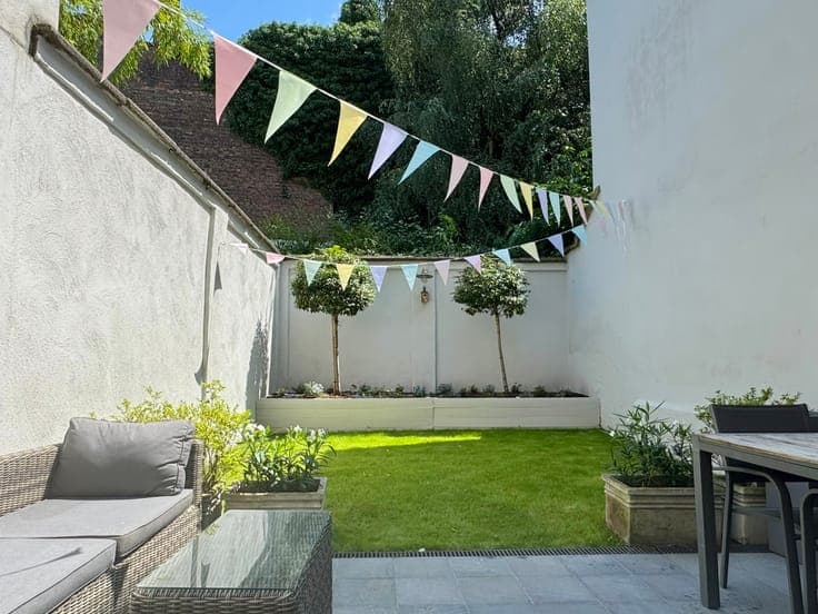 Mansion with South garden in sought-after Markgrave district
