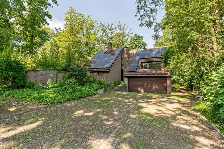 Villa with studio and large garden in Steenokkerzeel
