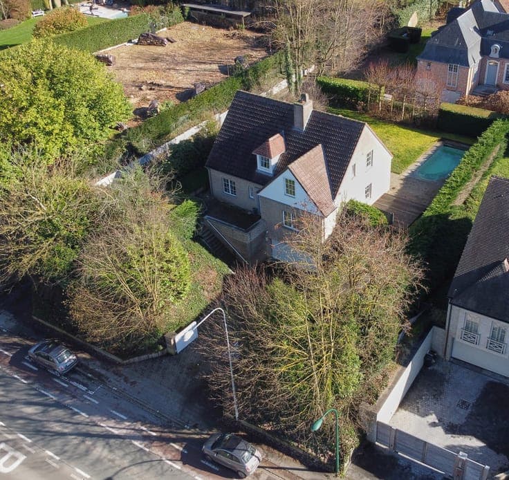 4 bedroom house + office (poss. lib. prof.) with pool