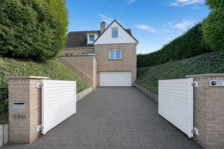 4 bedroom house + office (poss. lib. prof.) with pool