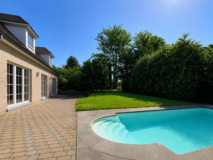 4 bedroom house + office (poss. lib. prof.) with pool