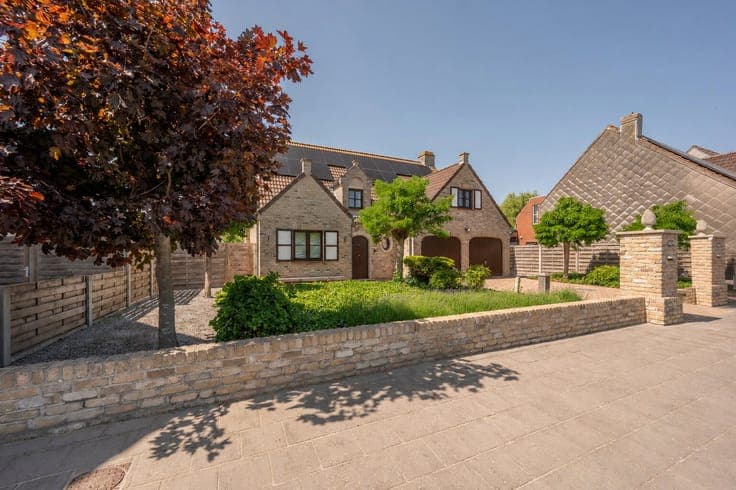 5 bedroom villa with pool for sale in Lissewege