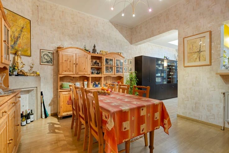 Spacious Townhouse with Garage in a Prime Location