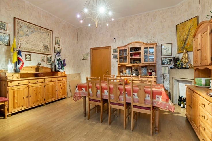Spacious Townhouse with Garage in a Prime Location