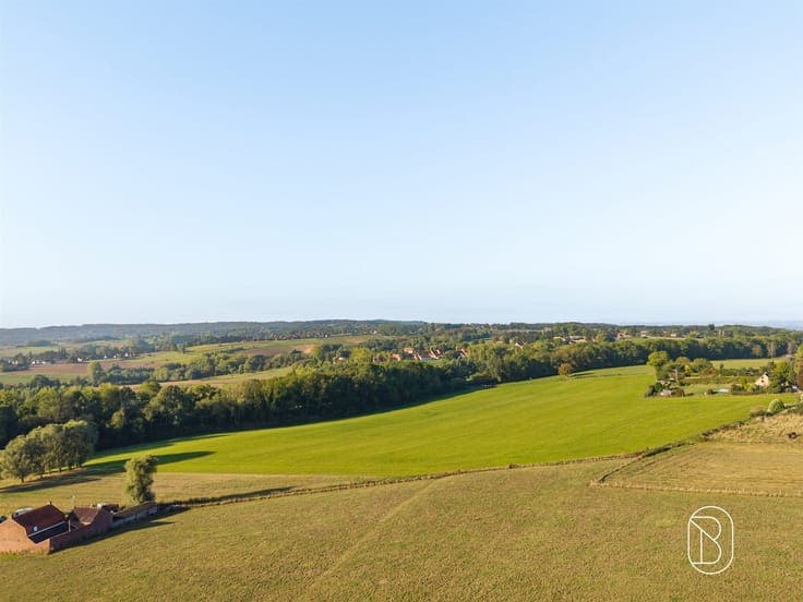 Beautifully situated villa on 33 are with a pool