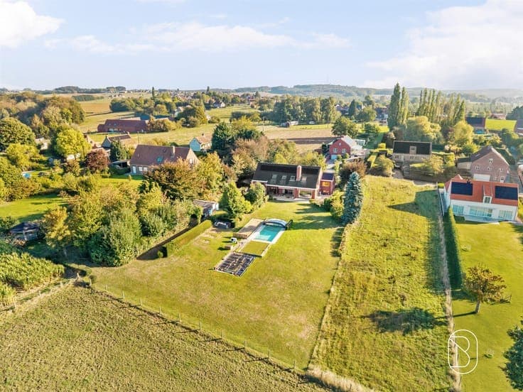 Beautifully situated villa on 33 are with a pool