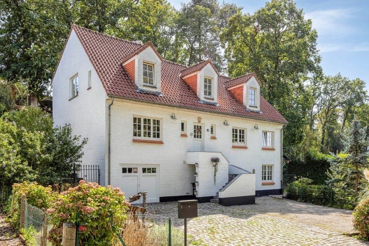 Beautifully renovated villa with building plot