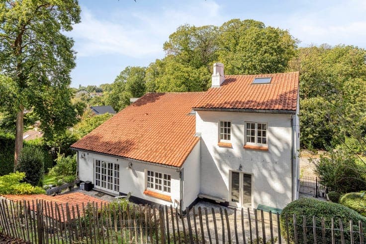 Beautifully renovated villa with building plot