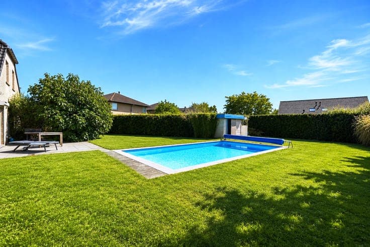 Residentieel gelegen villa met buitenzwembad, grote tuin ...