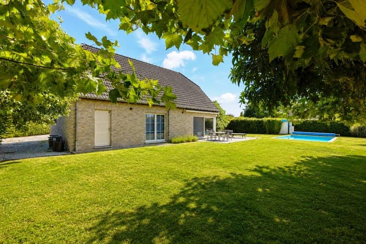 Residentieel gelegen villa met buitenzwembad, grote tuin ...