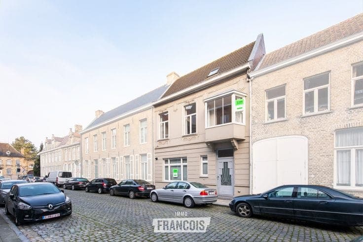 Beautiful townhouse for sale, just 100 m from the Market Sq…