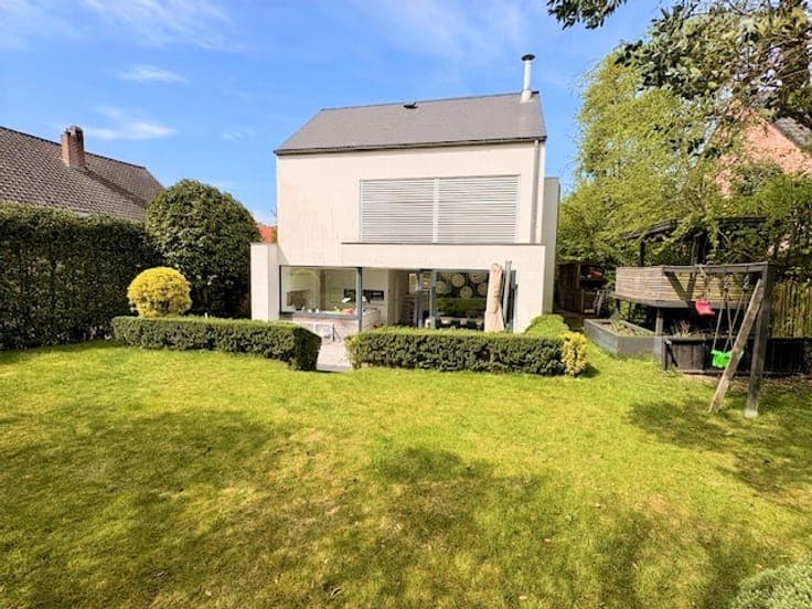 Modern and bright villa (4 bedrooms)