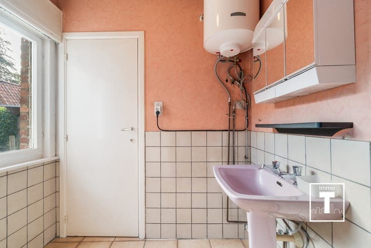 Te renoveren halfopen woning met 6 slaapkamers en ruime t...