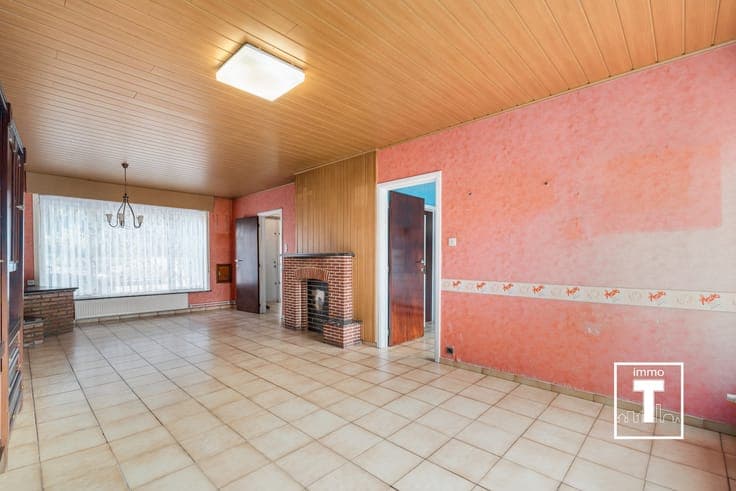Te renoveren halfopen woning met 6 slaapkamers en ruime t...