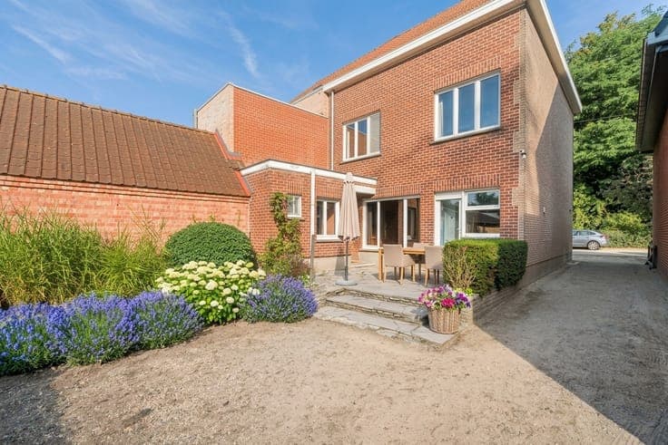 Te renoveren halfopen woning met 6 slaapkamers en ruime t...