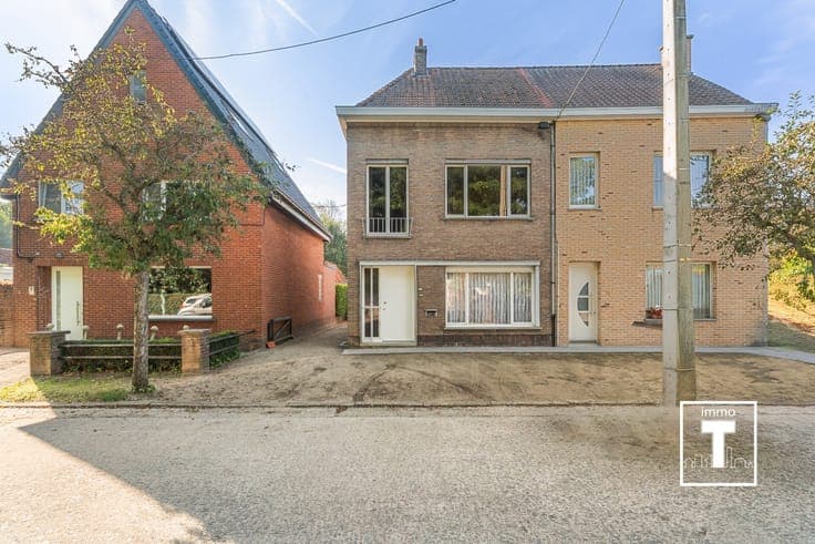 Te renoveren halfopen woning met 6 slaapkamers en ruime t...